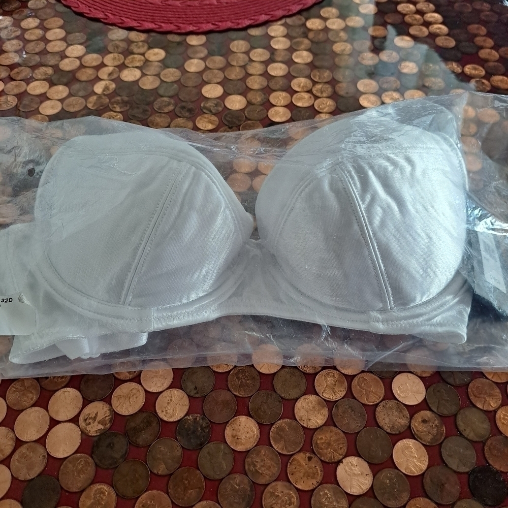 Frederick's of Hollywood New 32 d white satin super support comfort bra